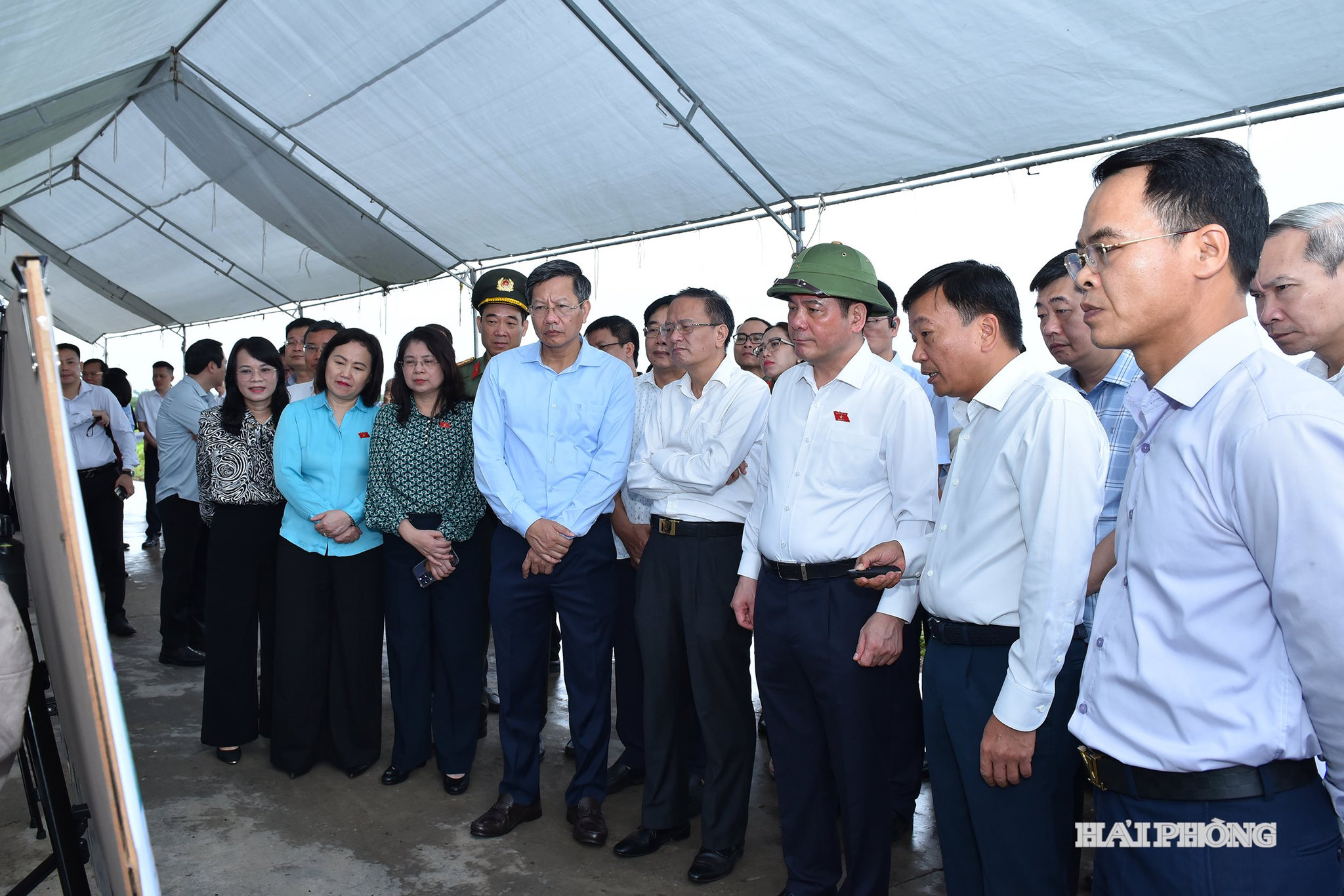Đồng chí Nguyễn Hồng Diên, Uỷ viên Trung ương Đảng, Phó Chủ tịch Quốc hội cùng các đại biểu khảo sát Dự án đầu tư xây dựng tuyến đường sắt Lào Cai - Hà Nội - Hải Phòng trên địa bàn thành phố Hải Phòng.