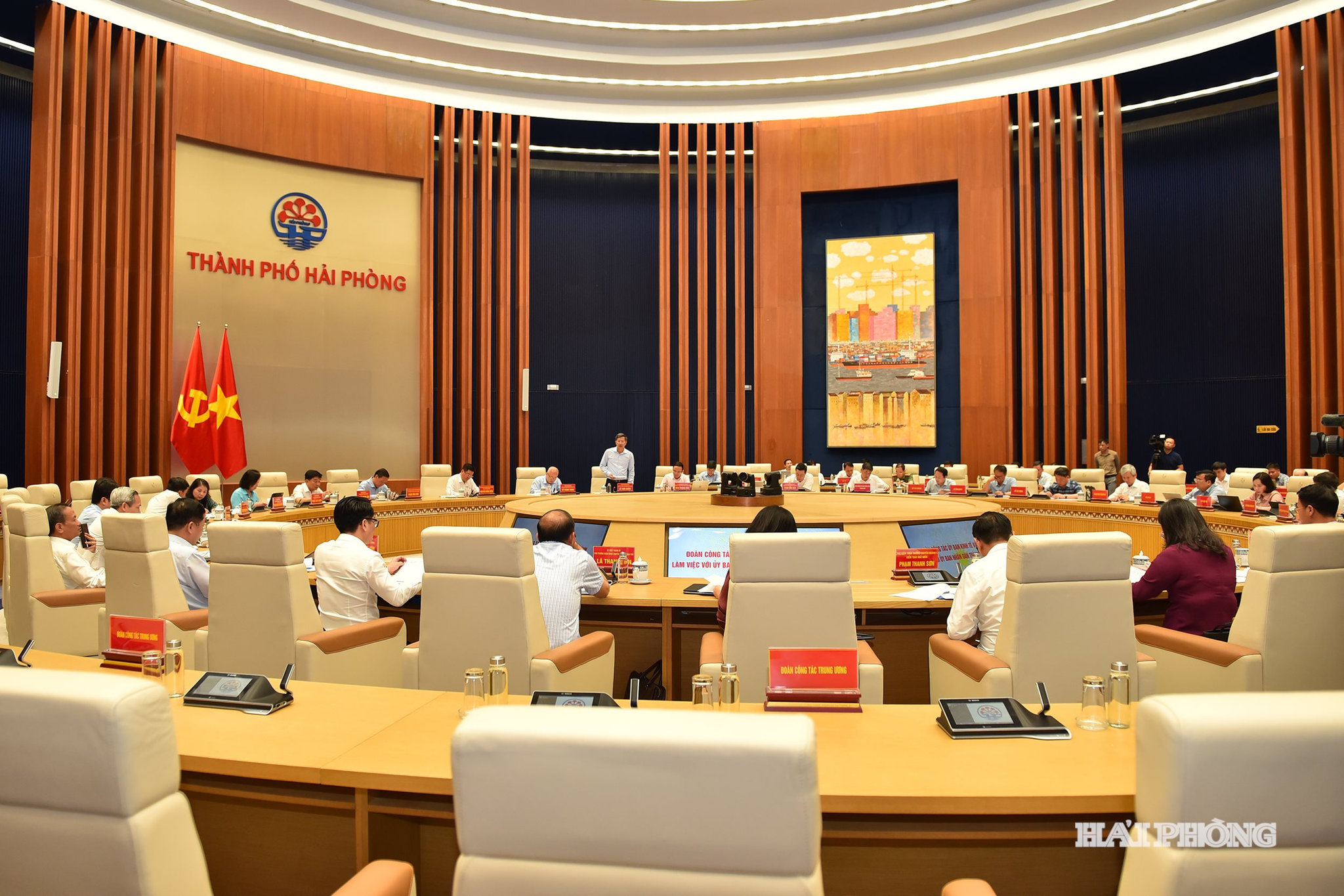 Quang cảnh cuộc làm việc.