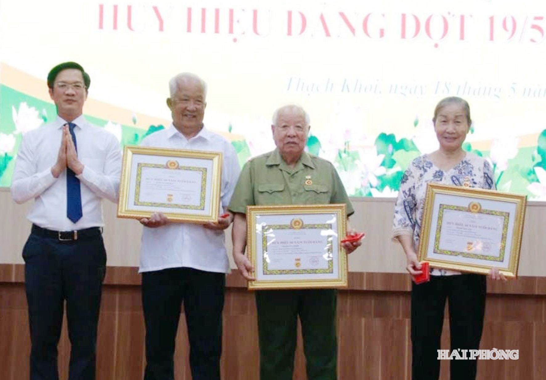 trao tang huy hieu