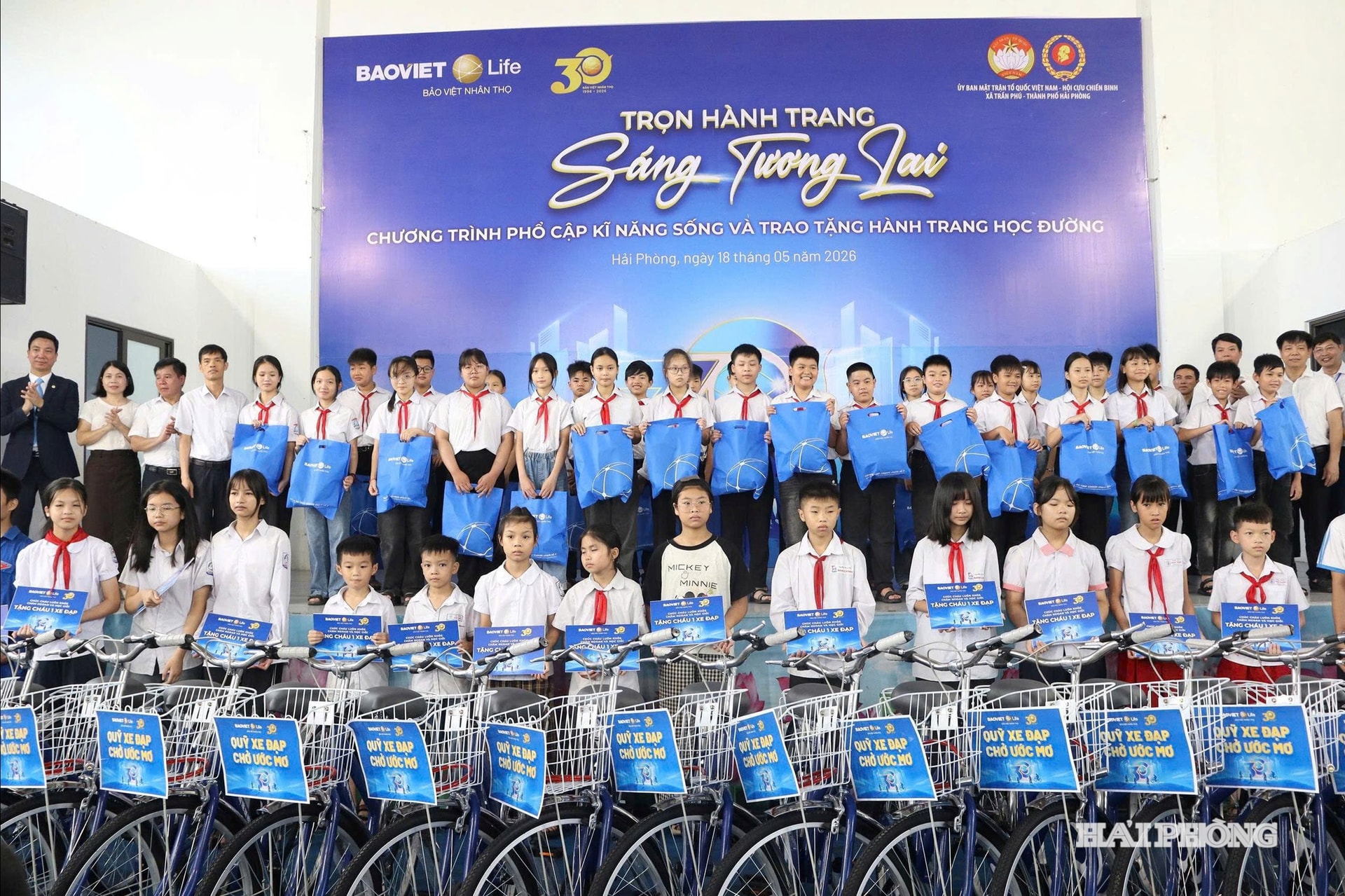 trao-tang-xe-dap(1).jpg