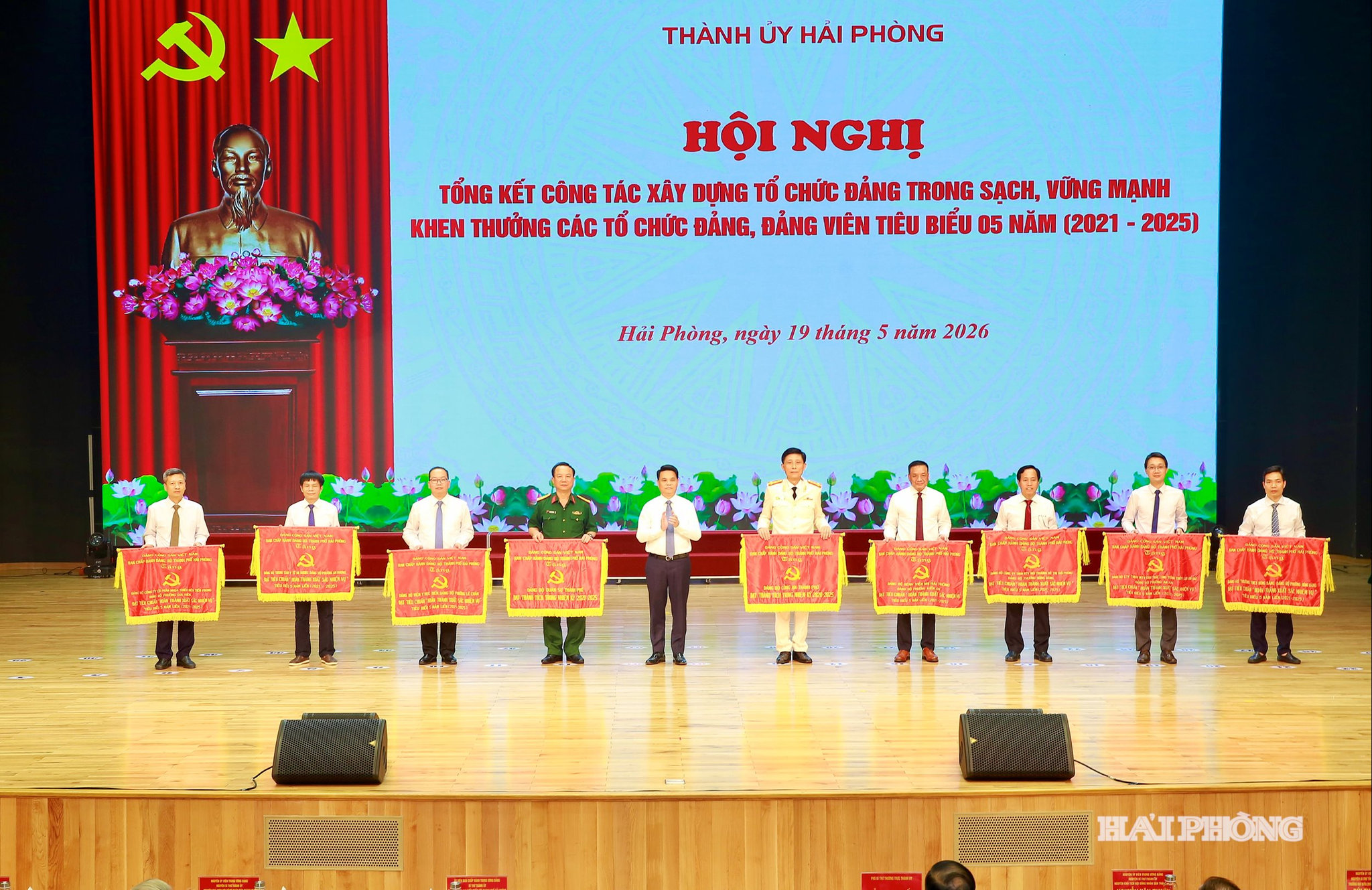 Đồng chí Lê Ngọc Châu, Uỷ viên Trung ương Đảng, Bí thư Thành uỷ, Trưởng đoàn đại biểu quốc hội Hải Phòng trao cờ đơn vị đạt thành tích trong nhiệm kỳ 2020-2025