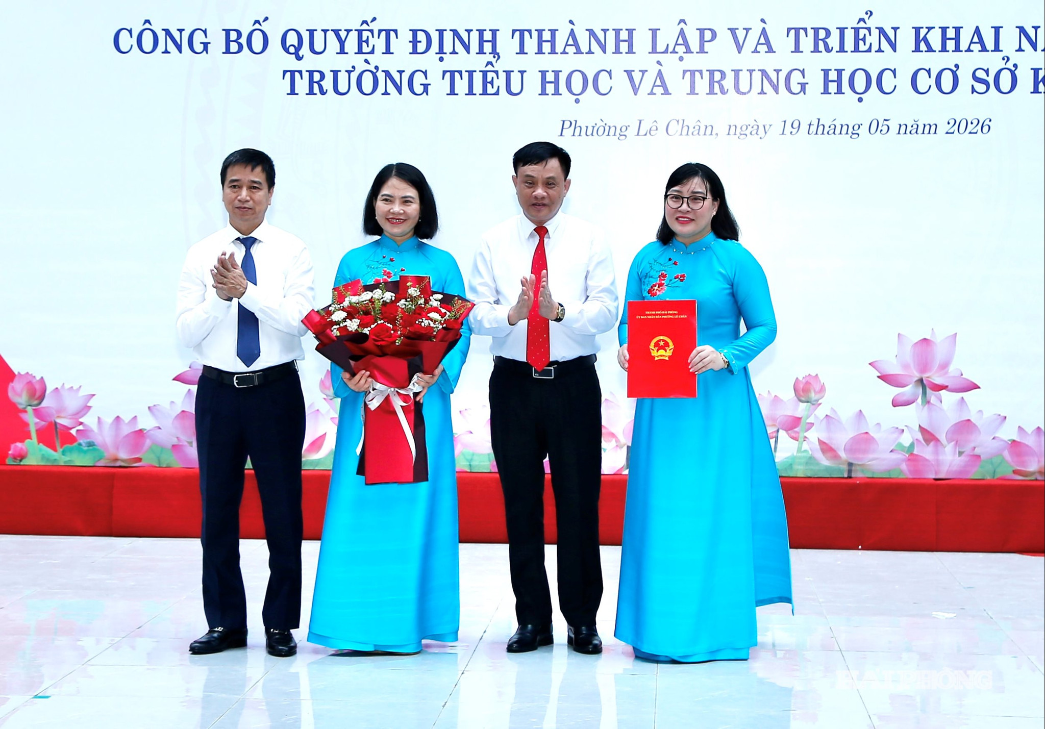 Lãnh đạo phường Lê Chân trao quyết định thành lập, tổ chức cán bộ trường Tiểu học và Trung học cơ sở Kênh Dương.