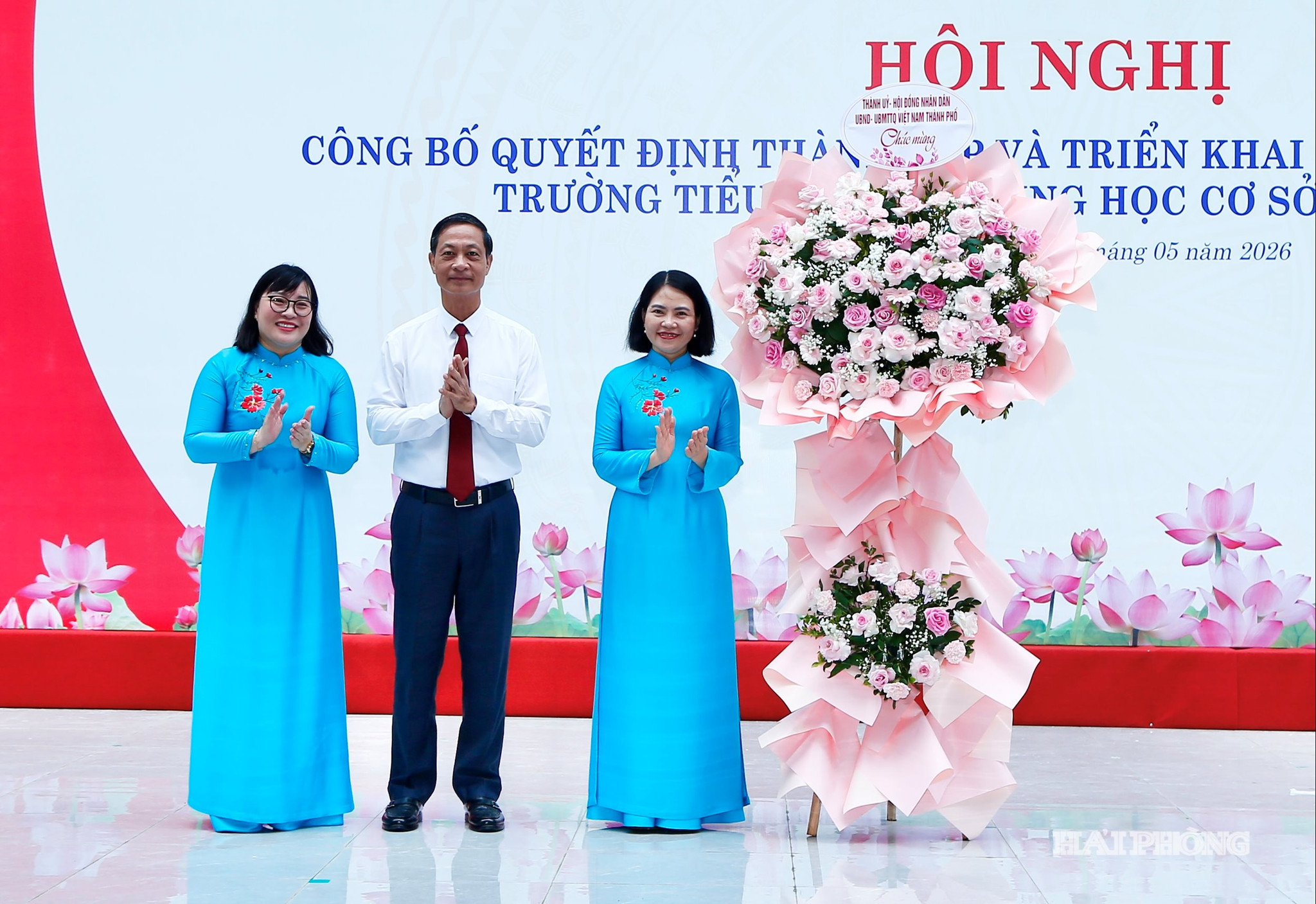 Đồng chí Đỗ Mạnh Hiến, Phó bí thư Thường trực Thành uỷ trao hoa chúc mừng trường Tiểu học và Trung học cơ sở Kênh Dương.