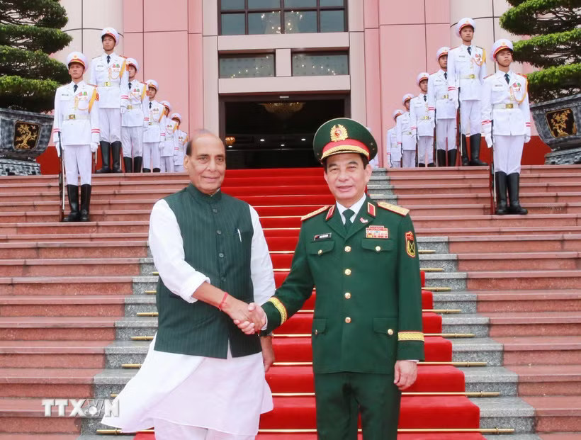 Phó Thủ tướng, Bộ trưởng Quốc phòng Phan Văn Giang đón Bộ trưởng Quốc phòng Ấn Độ Rajnath Singh. (Ảnh: Trọng Đức/TTXVN)