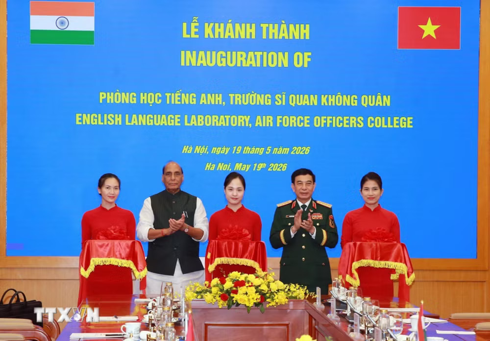 Phó Thủ tướng, Bộ trưởng Quốc phòng Phan Văn Giang và Bộ trưởng Quốc phòng Ấn Độ Rajnath Singh cắt băng khánh thành phòng học Ngoại ngữ của Trường sĩ quan Không quân, do Chính phủ Ấn Độ hỗ trợ. (Ảnh: Trọng Đức/TTXVN) ttxvn-bo-truong-quoc-phong-an-do-tham-chinh-thuc-viet-nam-4.jpg