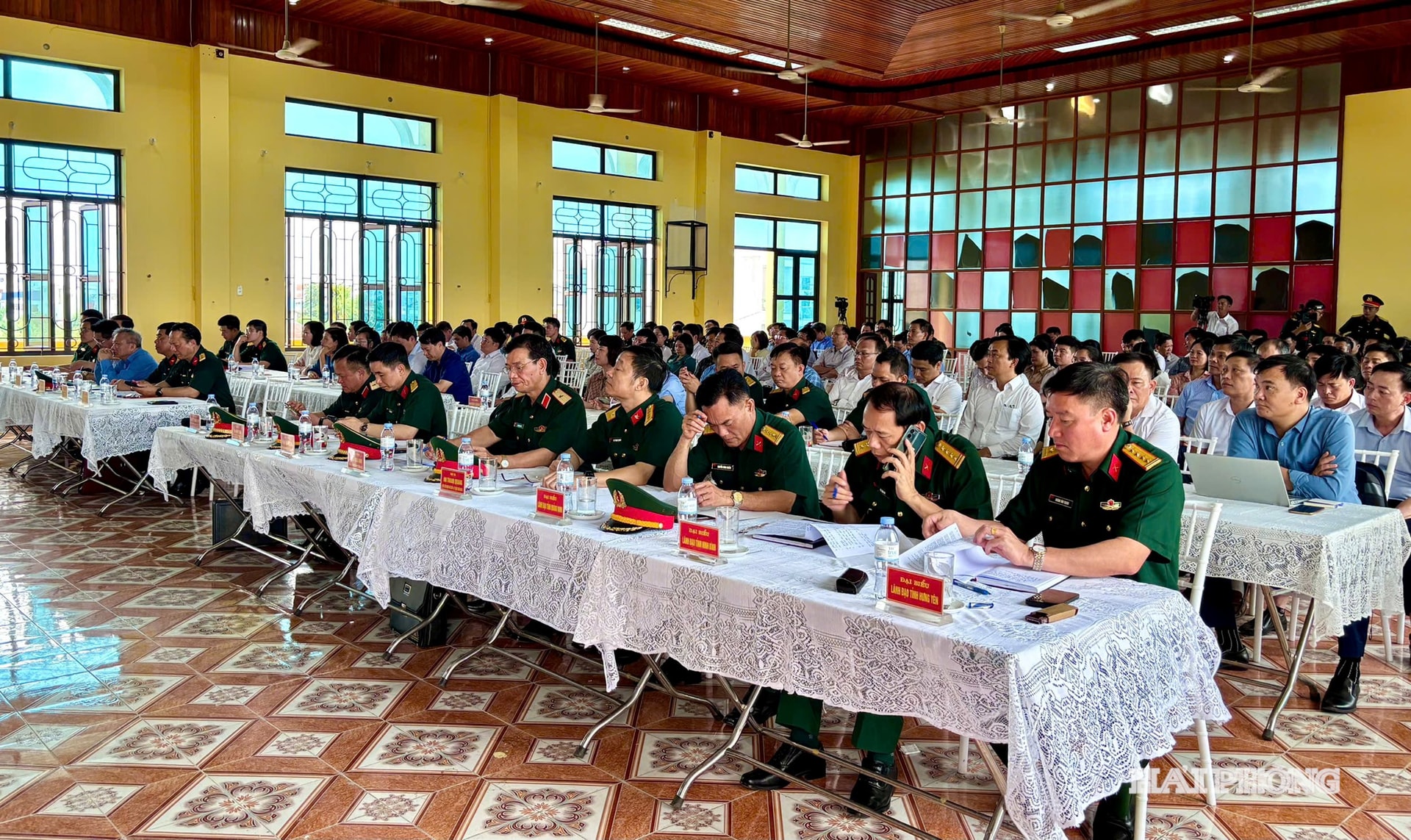 Các đại biểu dự Hội nghị Rút kinh nghiệm làm trước lấy mẫu, bàn giao mẫu hài cốt liệt sĩ.