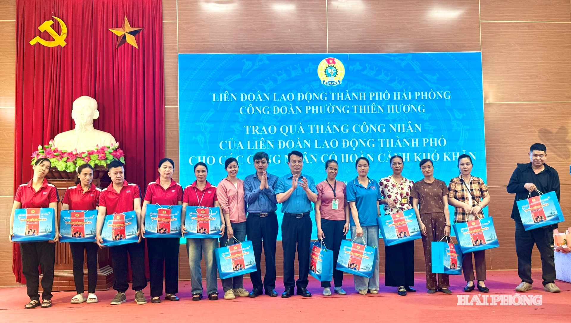 Lãnh đạo Liên đoàn Lao động thành phố trao trợ cấp, quà tặng đoàn viên, người lao động thuộc các doanh nghiệp trên địa bàn phường.