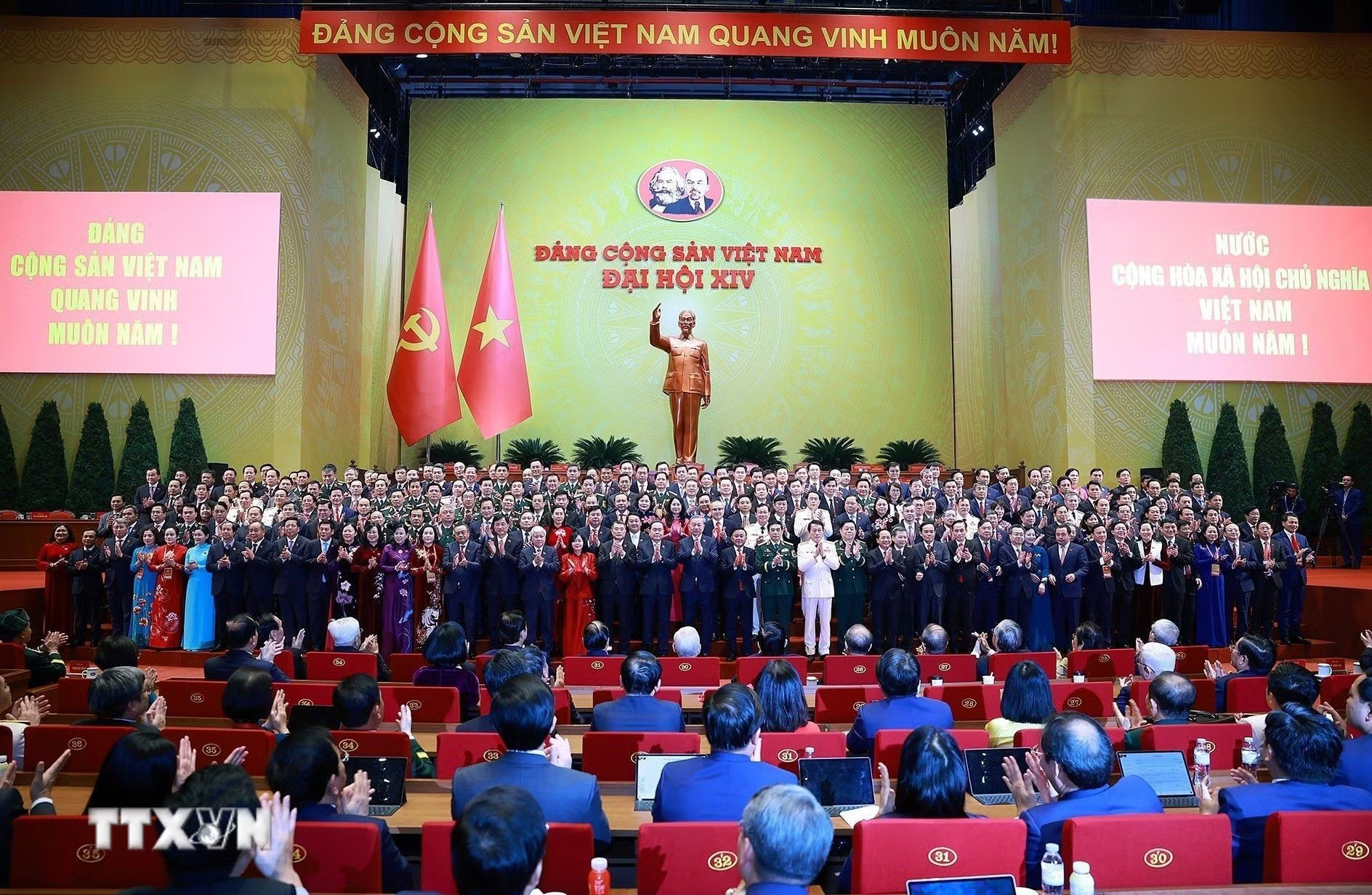 Ban Chấp hành Trung ương Đảng Cộng sản Việt Nam khóa XIV ra mắt Đại hội. (Ảnh: TTXVN) ttxvn-be-mac-dai-hoi-xiv-cua-dang-23-8.jpg