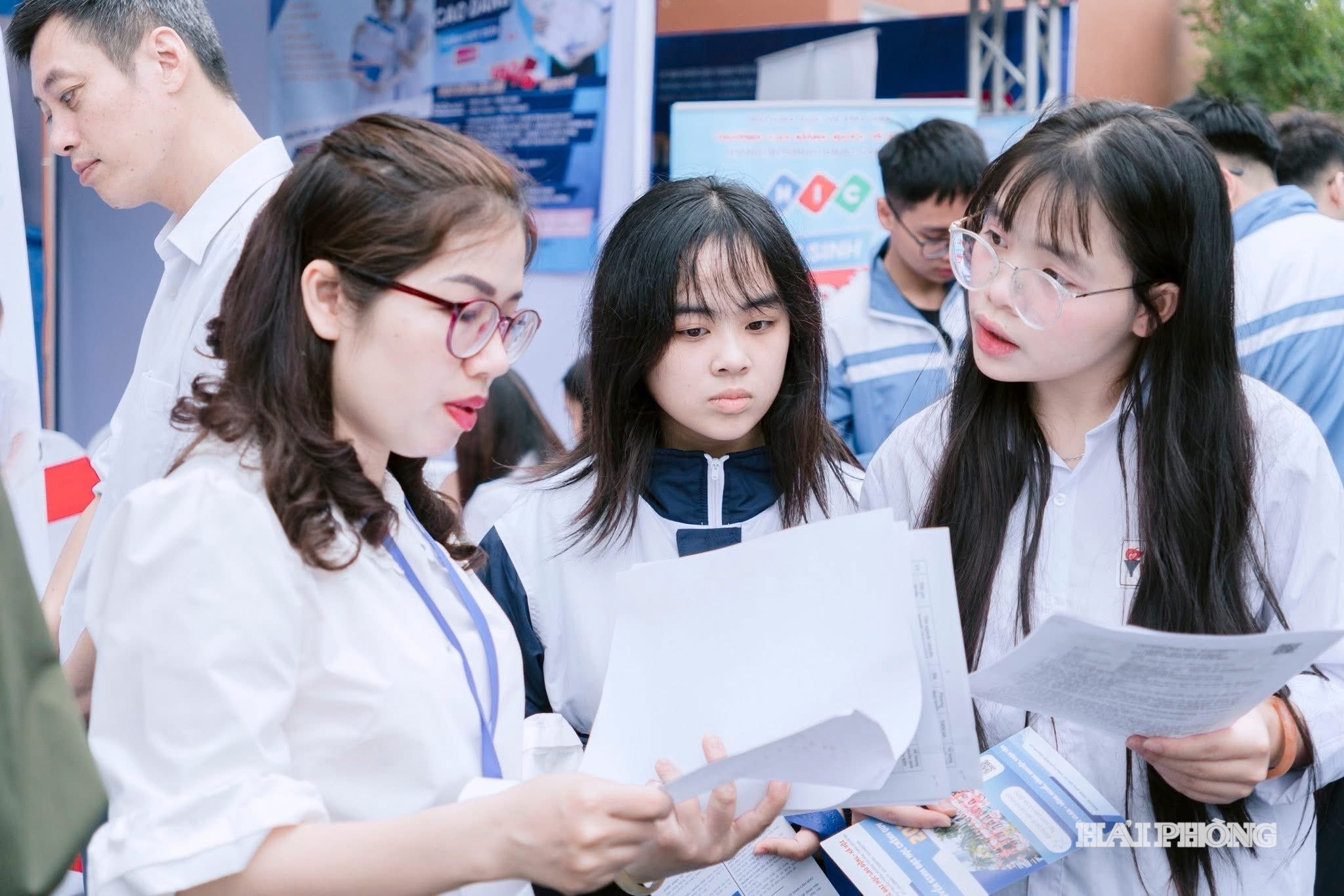 Trường Đại học Hải Phòng tư vấn tuyển sinh cho các em học sinh.
