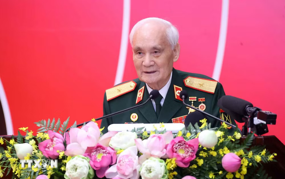 Đồng chí Nguyễn Tụ, Thiếu tướng, Anh hùng lực lượng Vũ trang Nhân dân, nguyên Bí thư Đảng uỷ, Phó Giám đốc Học viện Quân y, đảng viên chi bộ Tổ dân phố số 17 thuộc Đảng bộ phường Kim Liên - được tặng Huy hiệu 80 năm tuổi Đảng phát biểu. (Ảnh: Văn Điệp/TTXVN) ttxvn-1905-tong-bi-thu-chu-tich-nuoc-huy-hieu-dang-dang-vien-lao-thanh-ha-noi-14.jpg