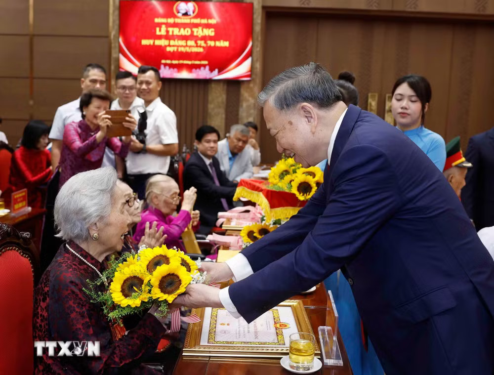 Tổng Bí thư, Chủ tịch nước Tô Lâm tặng hoa chúc mừng các đảng viên nhận Huy hiệu Đảng. (Ảnh: Thống Nhất/TTXVN) ttxvn-1905-tong-bi-thu-chu-tich-nuoc-huy-hieu-dang-dang-vien-lao-thanh-ha-noi-5.jpg
