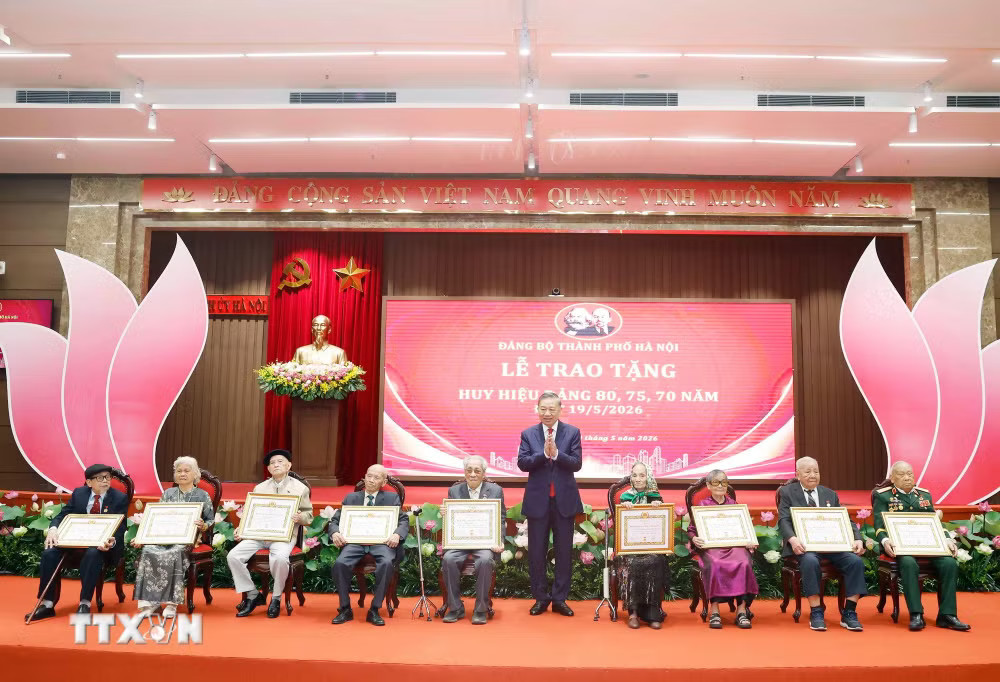 Tổng Bí thư, Chủ tịch nước Tô Lâm trao giấy chứng nhận cho các đảng viên lão thành được nhận Huy hiệu 80 năm tuổi Đảng. (Ảnh: Thống Nhất/ TTXVN) ttxvn-1905-tong-bi-thu-chu-tich-nuoc-huy-hieu-dang-dang-vien-lao-thanh-ha-noi-1.jpg