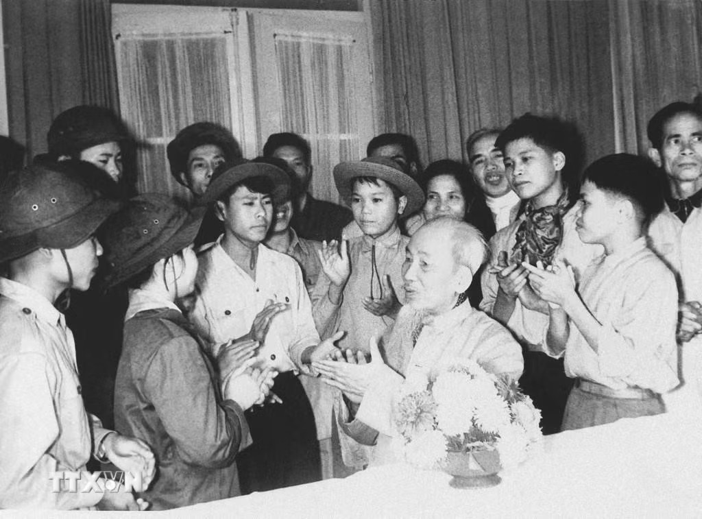 Bác Hồ với các cháu thiếu nhi dũng sỹ miền Nam ra thăm miền Bắc (13/2/1969). (Ảnh: Tư liệu TTXVN) ttxvn-1405-chu-tich-ho-chi-minh-tinh-yeu-bao-la-nhan-dan-1.jpg