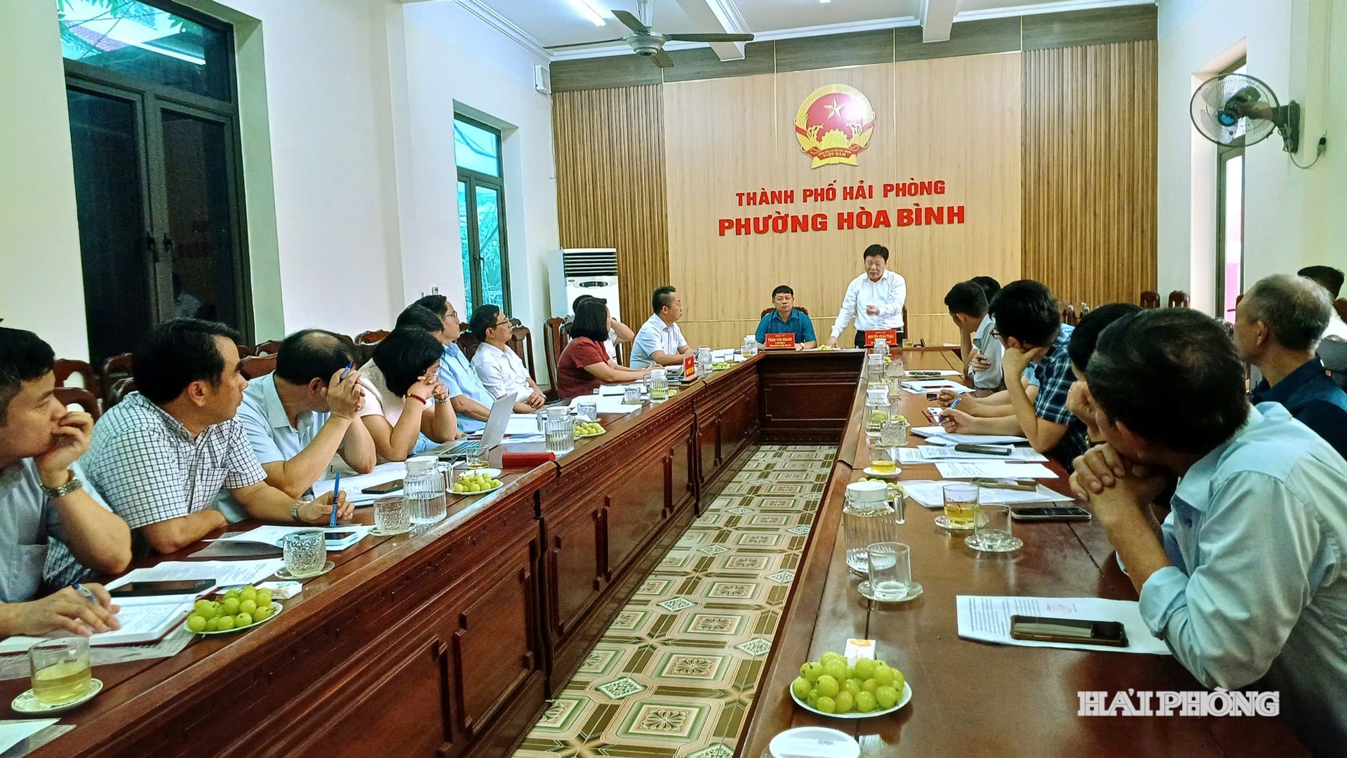 Soudruh Nguyen Khac Toan, místopředseda městské lidové rady, pronesl na monitorovací schůzi projev.