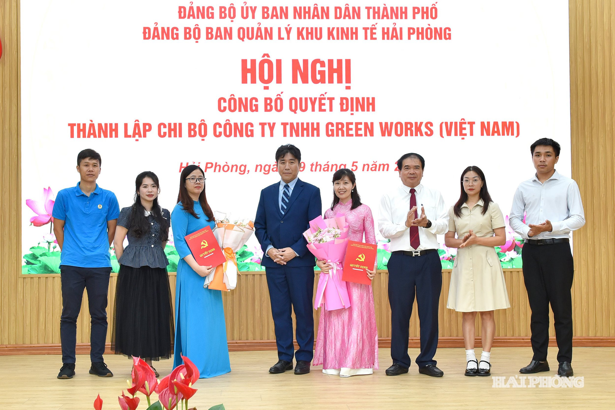 Đồng chí Dương Văn Xuyên, Phó Trưởng Ban Quản lý Khu kinh tế Hải Phòng trao quyết định thành lập Chi bộ Công ty THHH Green Works Việt Nam và Công ty TNHH Kansai Felt Việt Nam.