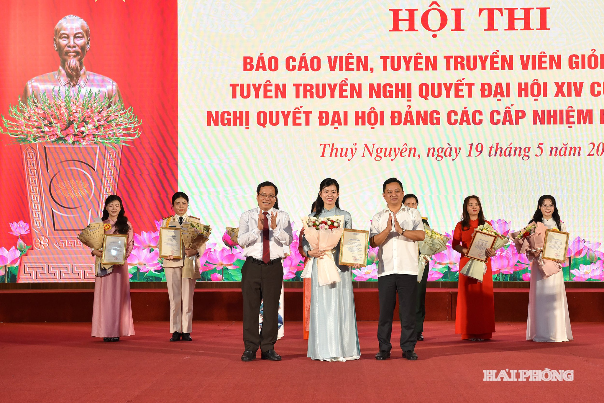 Lãnh đạo Ban Tuyên giáo và Dân vận Thành uỷ, phường Thuỷ Nguyên trao chứng nhận tặng thí sinh đạt giải nhất hội thi.