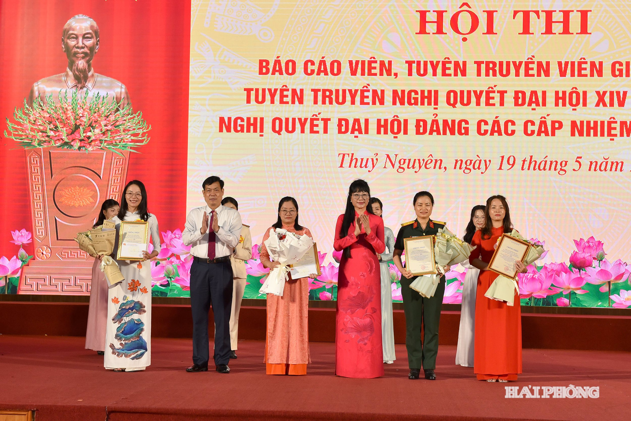 Lãnh đạo phường Thuỷ Nguyên trao chứng nhận tặng thí sinh đạt giải cao hội thi.