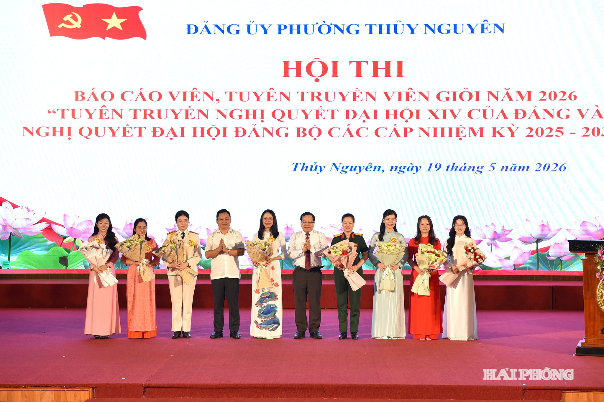 Lãnh đạo Ban Tuyên giáo và Dân vận Thành uỷ, phường Thuỷ Nguyên tặng hoa chúc mừng các thí sinh dự hội thi.