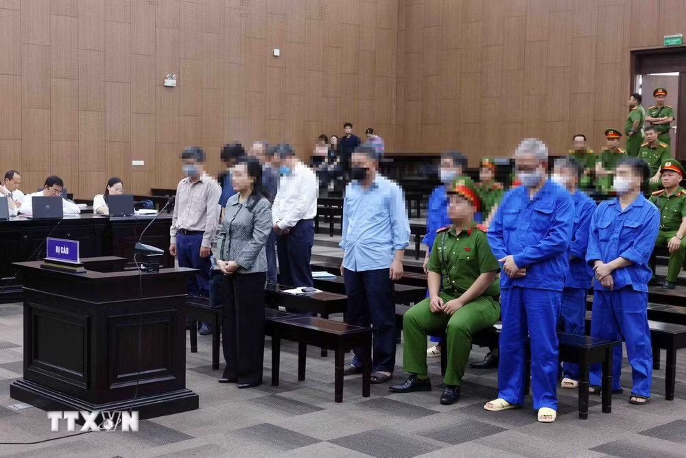 Các bị cáo tại phiên tòa xét xử. (Ảnh: Phạm Kiên/TTXVN) ttxvn-xet-xu-nguyen-thin-kim-tien-8.jpg