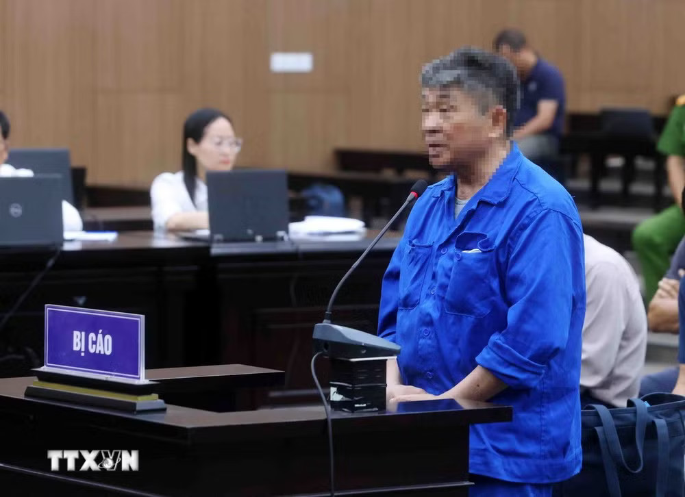 Bị cáo Nguyễn Chiến Thắng, cựu Giám đốc Ban quản lý dự án y tế trọng điểm thuộc Bộ Y tế, khai báo trước tòa. (Ảnh: Phạm Kiên/TTXVN) ttxvn-xet-xu-nguyen-thin-kim-tien-3.jpg