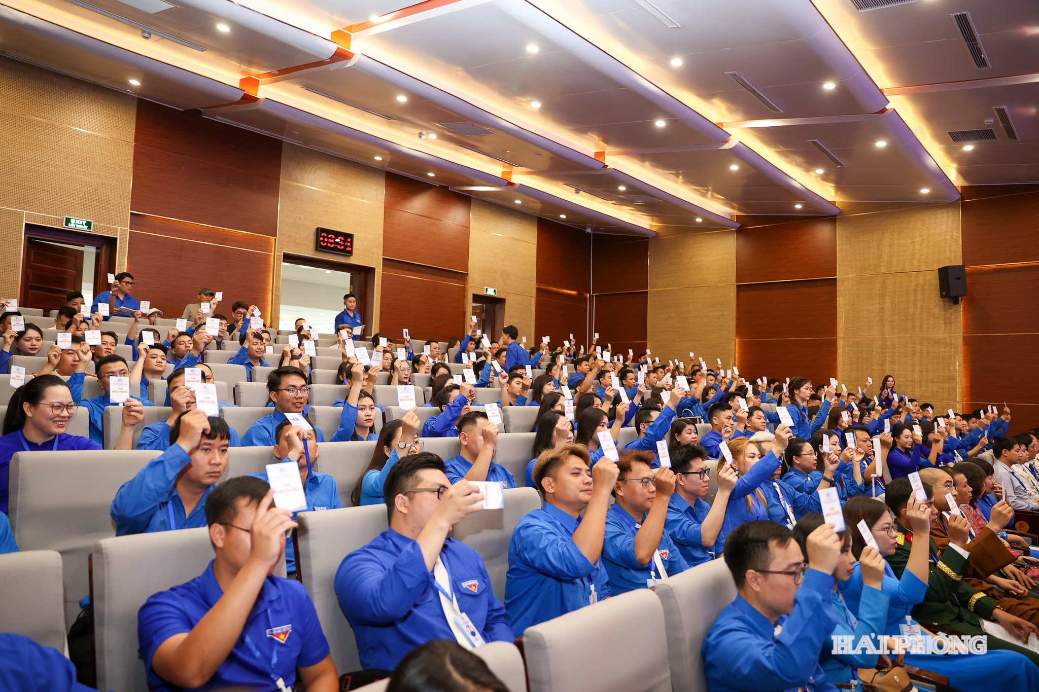 Các đại biểu biểu quyết thông qua các nội dụng đại hội