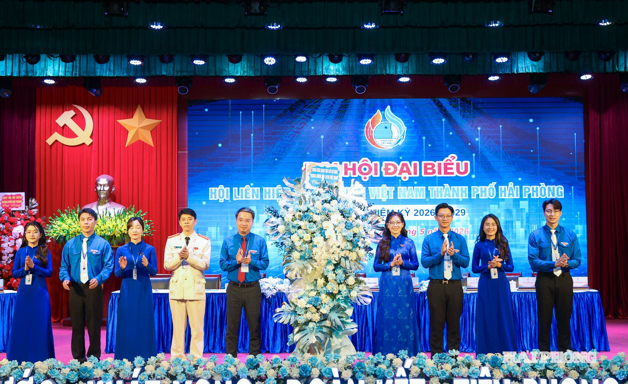 Nguyễn Tường Lâm, Bí thư Trung ương Đoàn, Chủ tịch Trung ương Hội LHTN Việt Nam tặng hoa chúc mừng đại hội