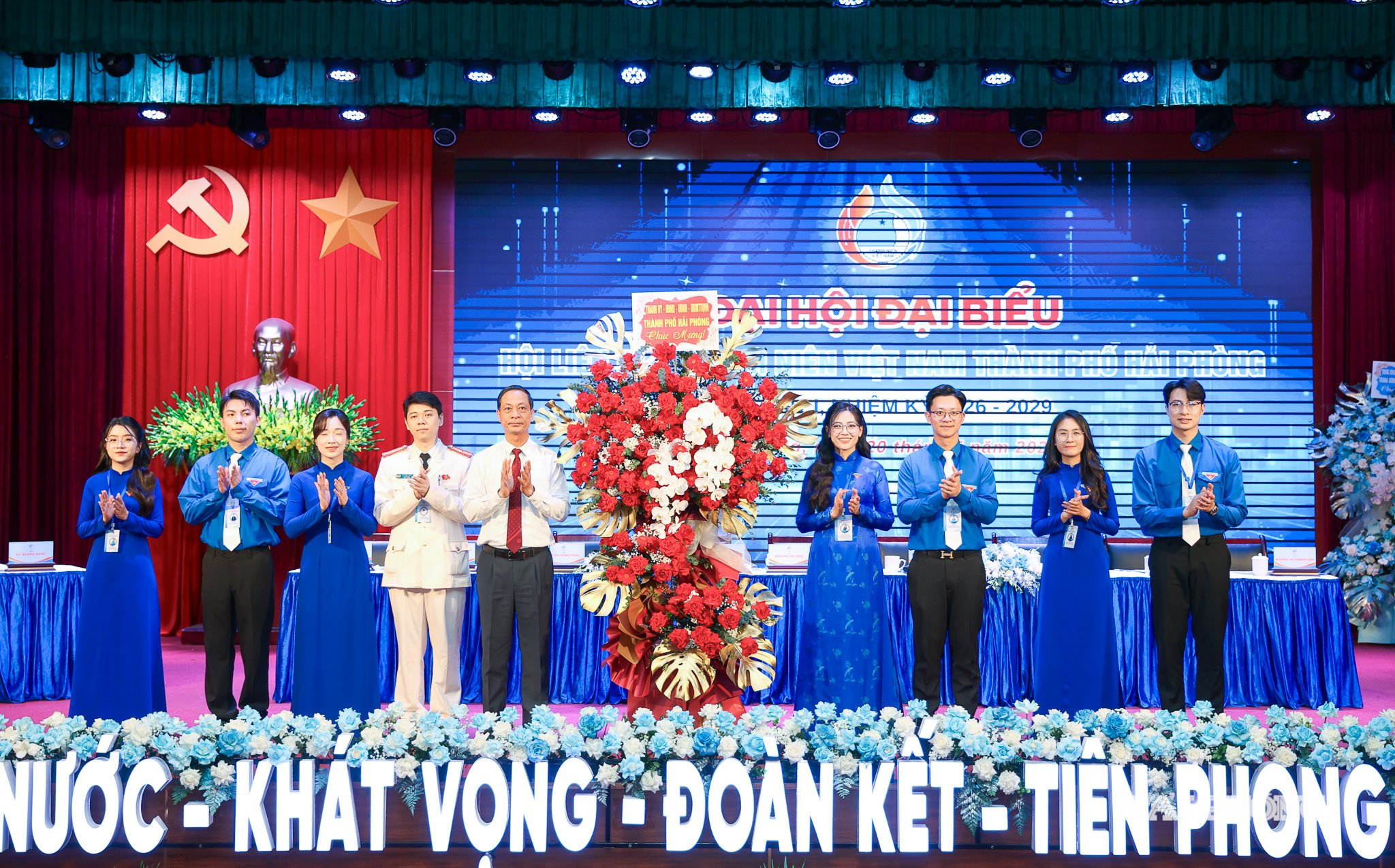 Đồng chí Đỗ Mạnh Hiến, Phó Bí thư Thường trực Thành uỷ tặng hoa chúc mừng đại hội