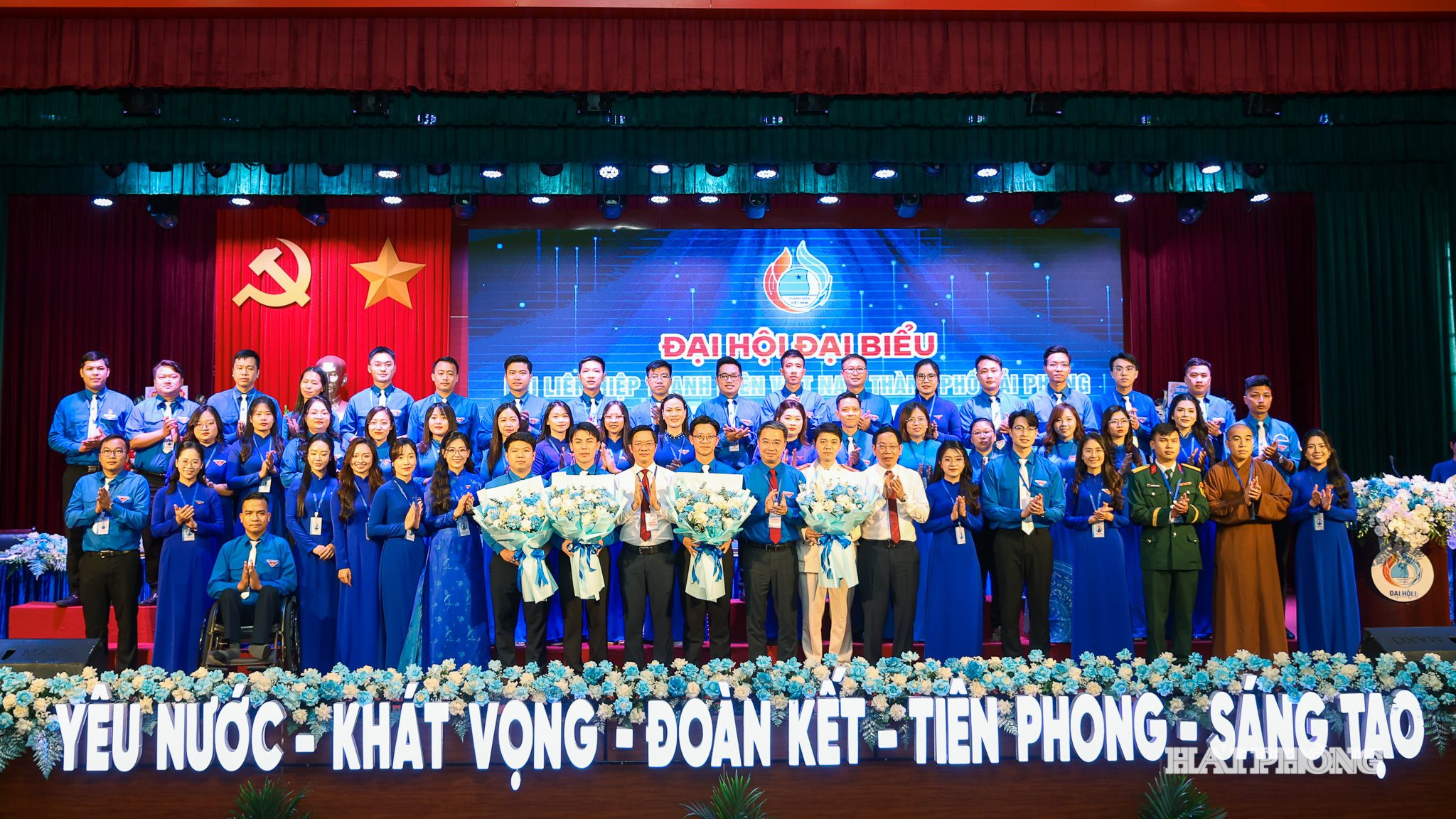 Các đồng chí: Nguyễn Tường Lâm, Bí thư Trung ương Đoàn, Chủ tịch Trung ương Hội LHTN Việt Nam; Phạm Văn Lập, Phó Bí thư Thành uỷ, Chủ tịch Uỷ ban MTTQ Việt Nam thành phố; Vũ Tiến Phụng, Uỷ viên Ban Thường vụ, Phó chủ tịch UBND thành phố tặng hoa chúc mừng Uỷ ban Hội LHTN Việt Nam thành phố khoá I, nhiệm kỳ 2026-2029
