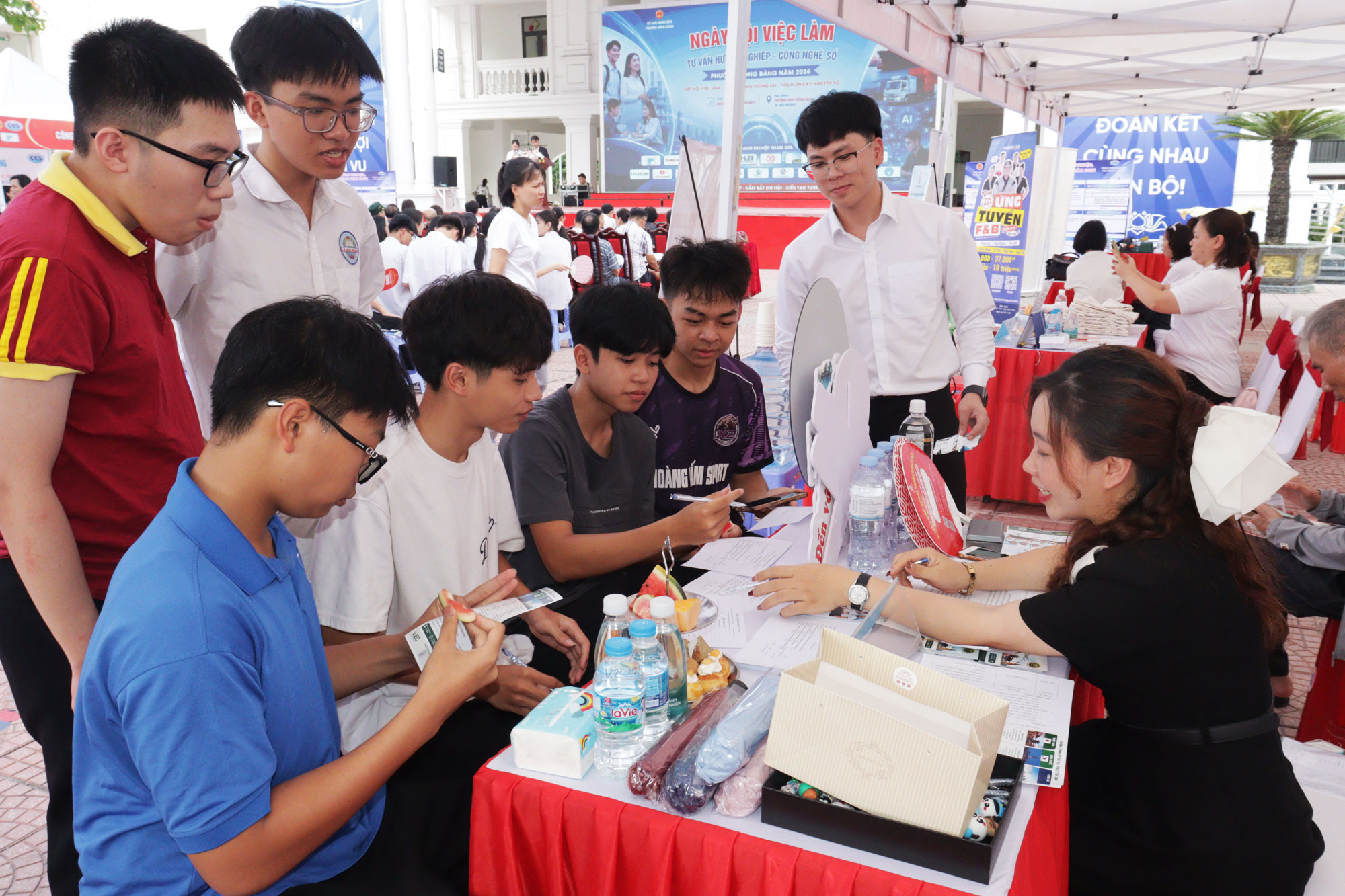 Học sinh, sinh viên được tư vấn về nghề nghiệp tại Ngày hội việc làm tư vấn hướng nghiệp- công nghệ số (phường Hồng Bàng).