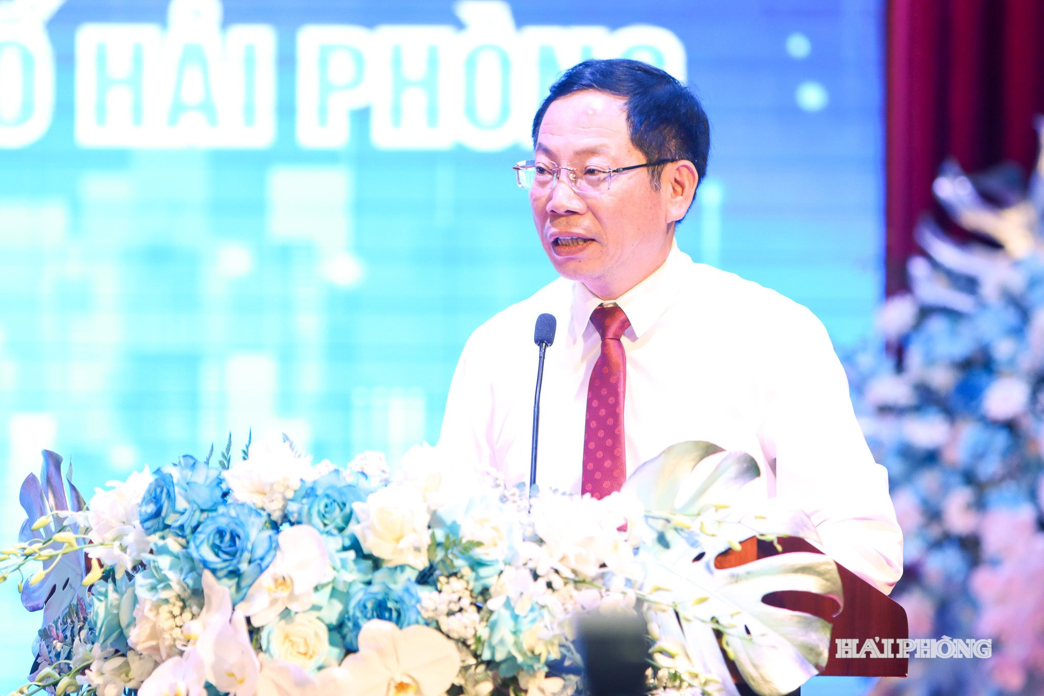 Đồng chí Vũ Tiến Phụng, Uỷ viên Ban Thường vụ, Phó Chủ tịch UBND thành phố phát biểu tại đại hội