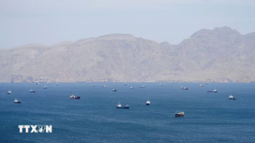 Tàu thuyền di chuyển trên eo biển Hormuz, ngoài khơi tỉnh Musandam, Oman, ngày 27/4/2026. (Ảnh: Reuters/TTXVN)