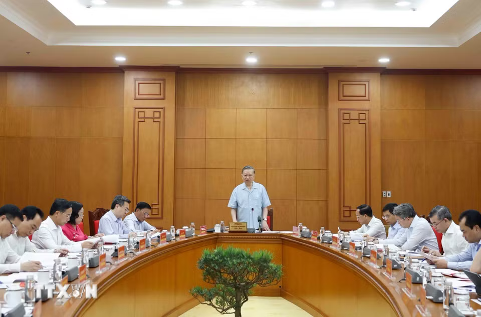 tong-bi-thu-hop-chinh-sach.png