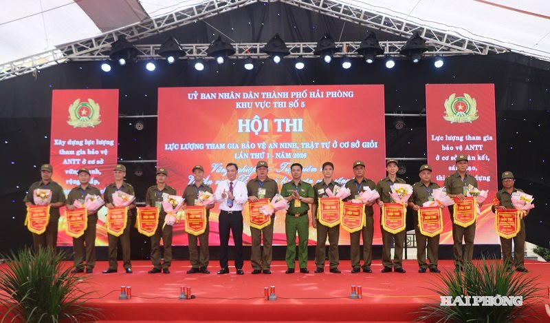 Ban Tổ chức trao cờ lưu niệm tặng các đội thi