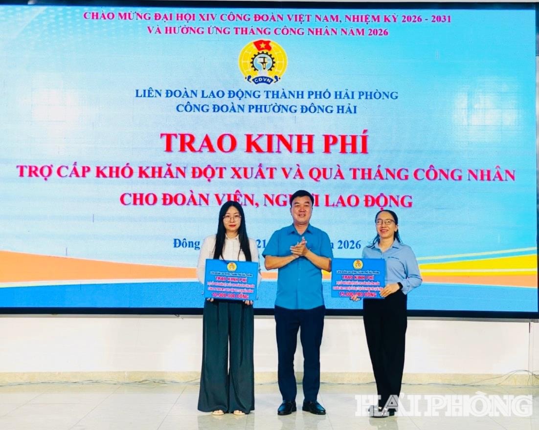 สหายเหงียน วัน กวีท รองประธานสหพันธ์แรงงานเมืองไฮฟอง มอบของขวัญช่วยเหลือฉุกเฉินแก่สมาชิกสหภาพแรงงาน 6 คนที่ประสบความยากลำบาก ภาพโดย วู เลียว