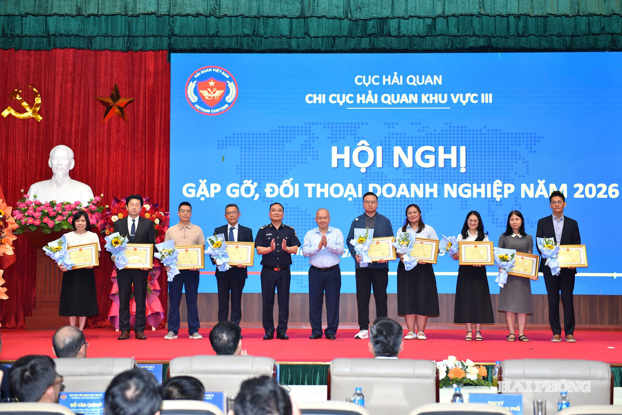 Đồng chí Đỗ Thành Trung, Phó Bí thư Thành ủy, Chủ tịch UBND thành phố trao bằng khen tặng các doanh nghiệp xuất sắc, tiêu biểu.
