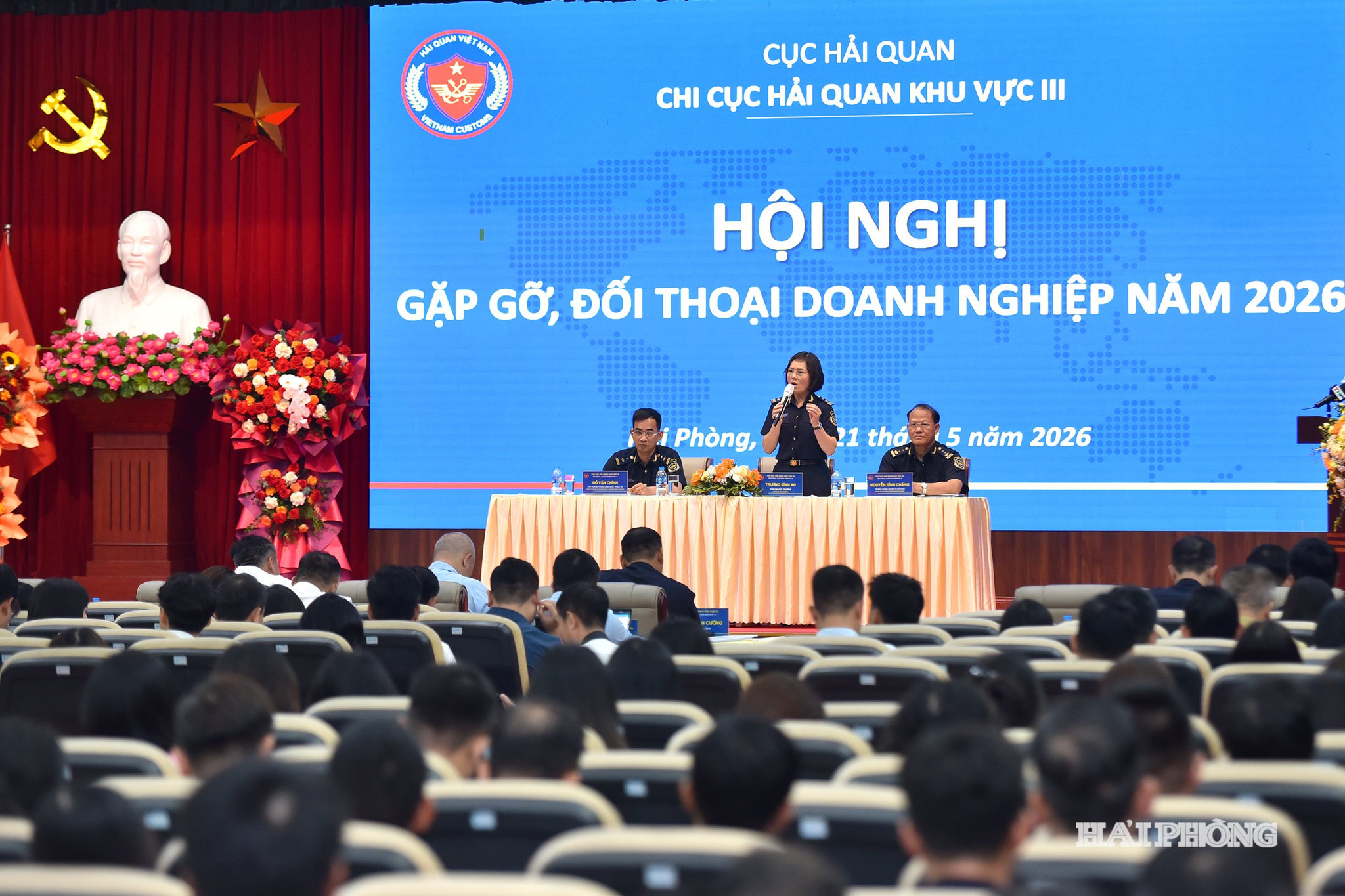 chu tich lam viec tai hq9