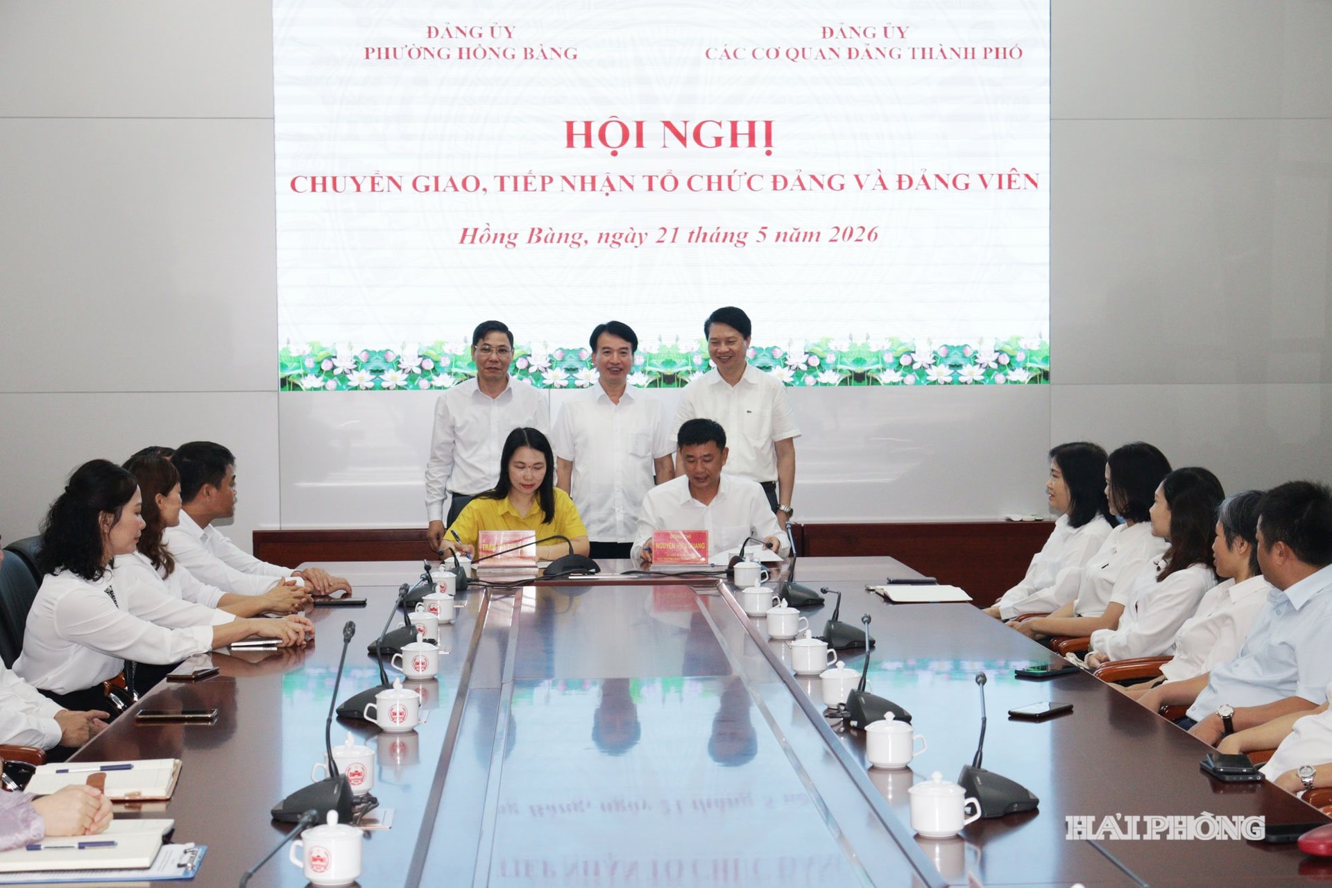 Ban Tổ chức Đảng ủy Các cơ quan Đảng thành phố và Ban Xây dựng Đảng, Đảng ủy phường Hồng Bàng thực hiện thủ tục chuyển giao và tiếp nhận Đảng bộ cơ sở Tổng đội Thanh niên xung phong.