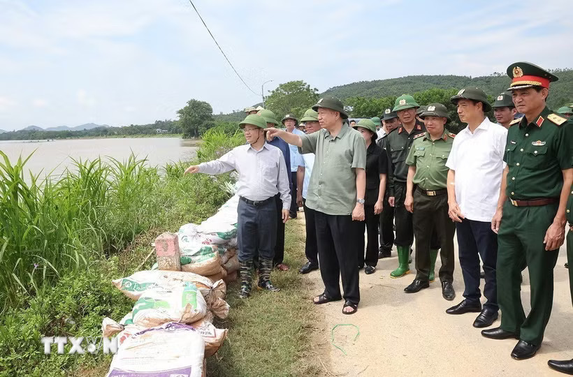 Tổng Bí thư, Chủ tịch nước Tô Lâm kiểm tra công tác củng cố, khắc phục một số điểm xung yếu ở đê sông Lô, xã Trường Sinh, huyện Sơn Dương, tỉnh Tuyên Quang (9/2024). (Ảnh: Trí Dũng/TTXVN)