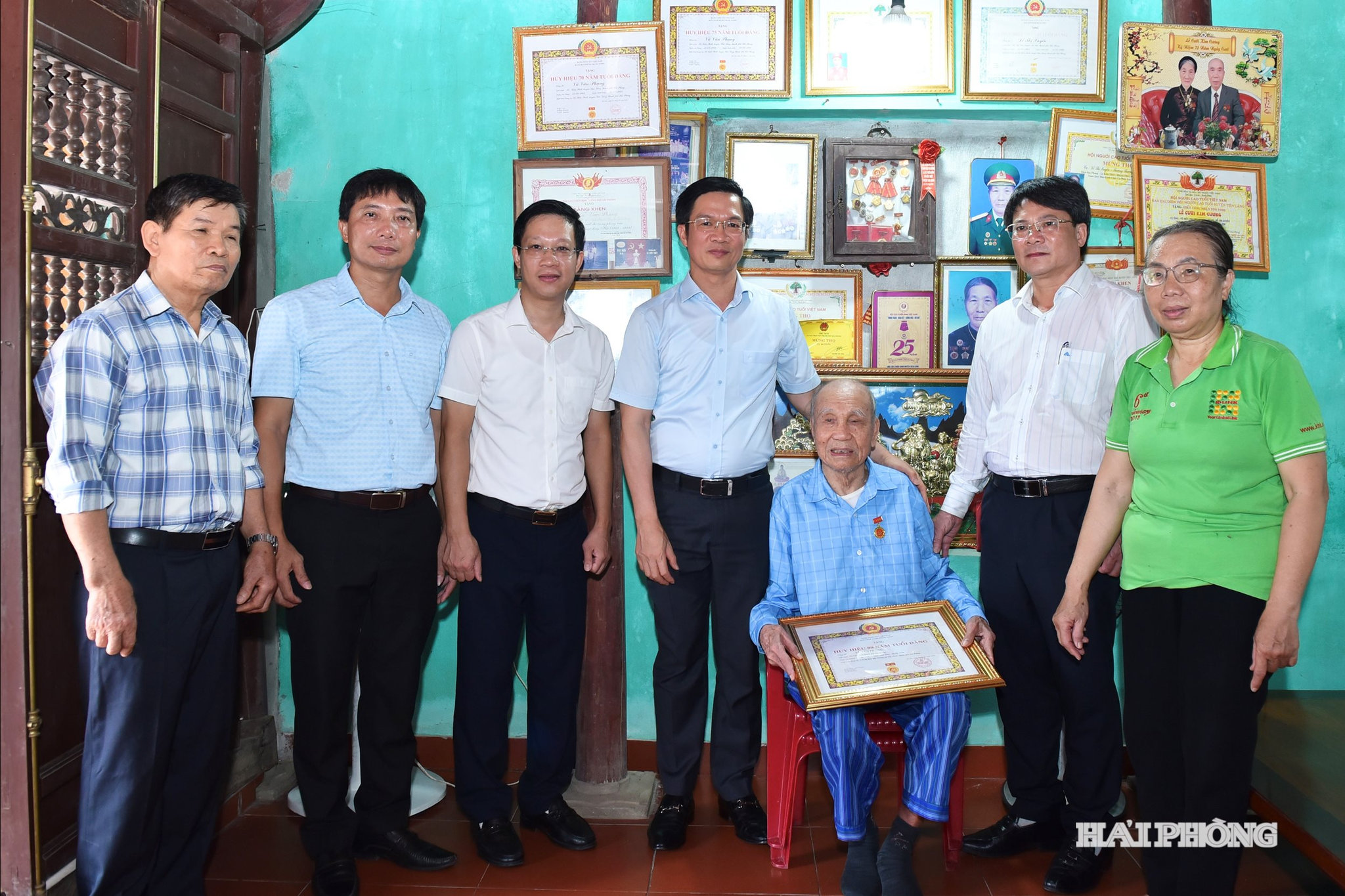 Đồng chí Phạm Văn Lập, Phó Bí thư Thành uỷ, Chủ tịch Uỷ ban MTTQ Việt Nam thành phố chúc đảng viên Vũ Văn Phụng sống khỏe, sống vui, là điểm tựa để con cháu học tập và noi theo.