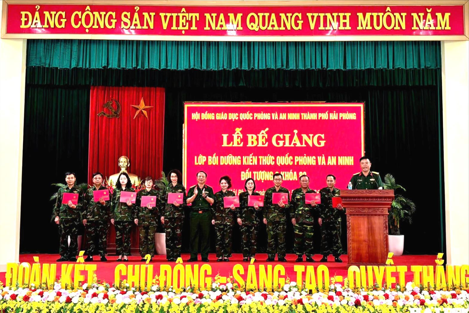 dai-ta-dang-van-hoa-uy-vien-thanh-uy-pho-bi-thu-thuong-truc-dang-uy-quan-su-chinh-uy-bo-chi-huy-quan-su-thanh-pho-hai-phong-trao-giay-chung-nhan-cho-cac-hoc-vien-xuat-sac-tai-le-be-giang(1).jpg