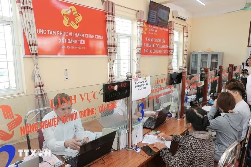 Hoạt động giải quyết thủ tục hành chính tại Trung tâm Phục vụ hành chính công xã Hoằng Tiến (Thanh Hóa). (Ảnh: Minh Quyết/TTXVN)