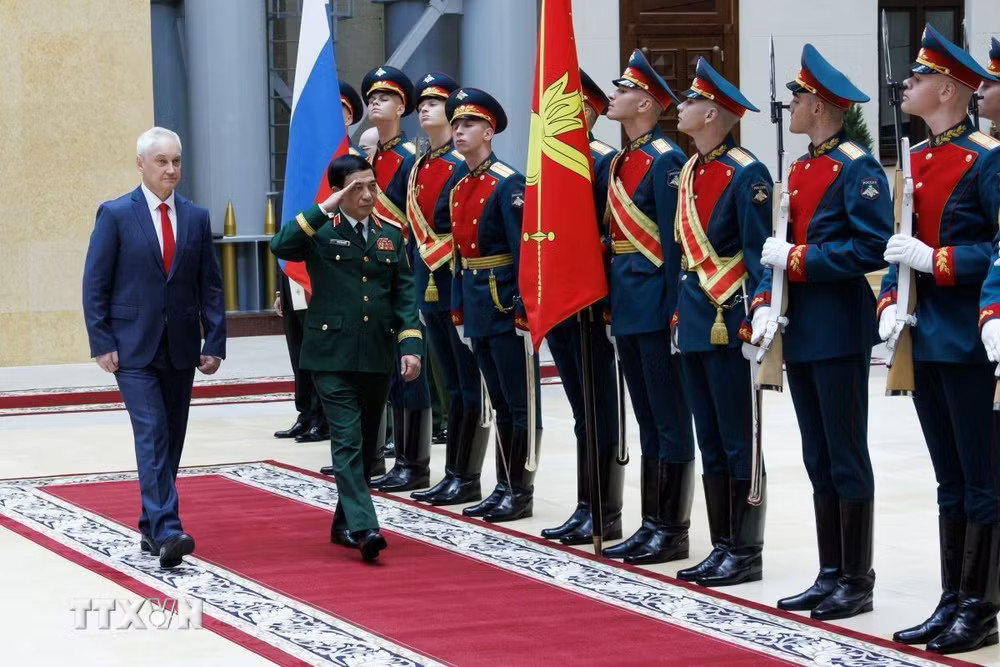 Đại tướng Phan Văn Giang và Bộ trưởng Quốc phòng Nga Andrey Belousov duyệt đội danh dự. (Ảnh: TTXVN phát) ttxvn-tang-cuong-hop-tac-quoc-phong-viet-nam-nga-2205-3.jpg