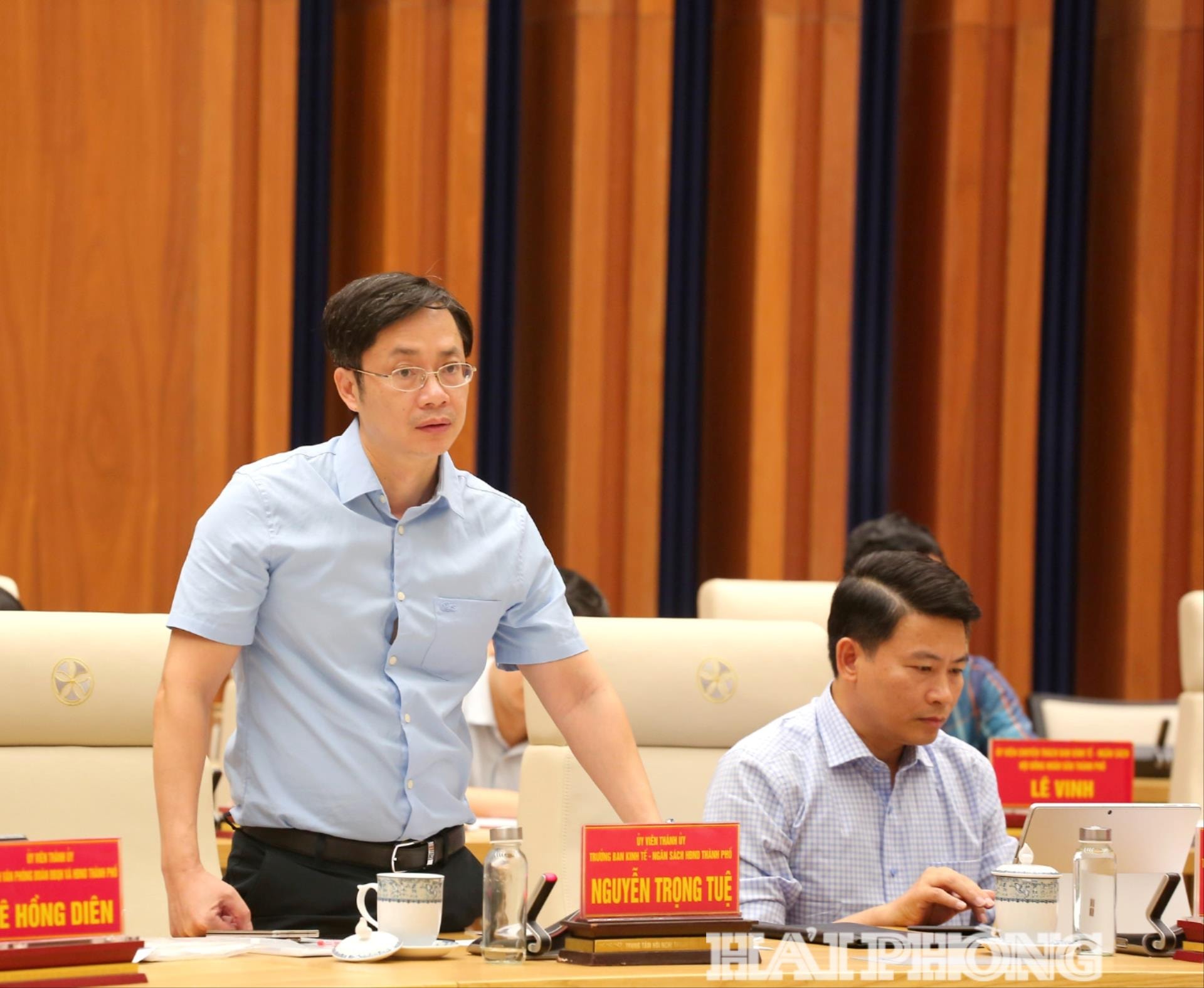 Đồng chí Nguyễn Trọng Tuệ, ủy viên Thành ủy, Trưởng ban Kinh tế - Ngân sách HĐND thành phố phát biểu
