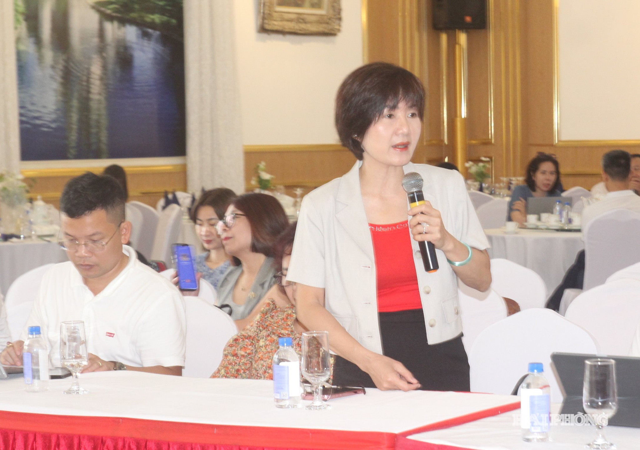 Các đại biểu dự hội nghị chia sẻ kinh nghiệm triển khai các tác phẩm báo chí dự thi