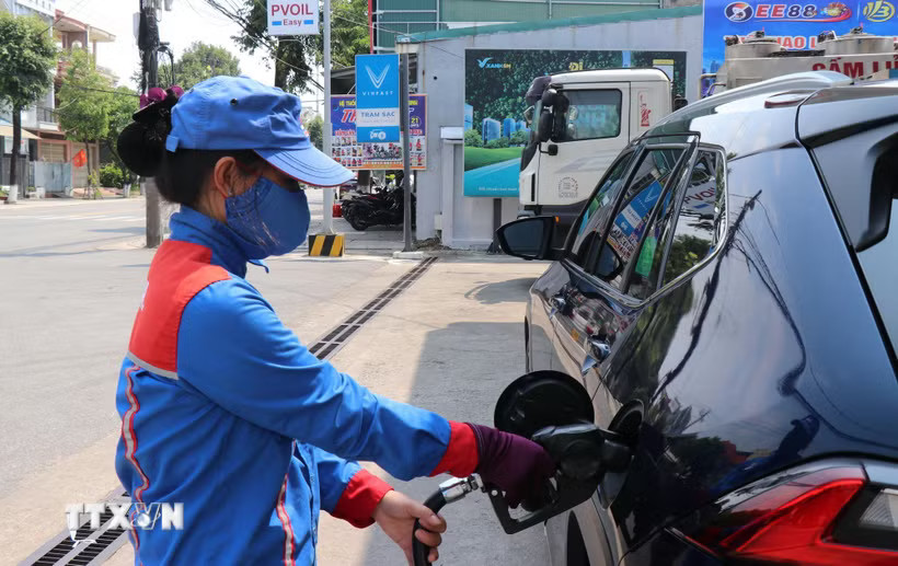 Cửa hàng xăng dầu Trần Phú, phường Nghĩa Lộ, tỉnh Quảng Ngãi, bán xăng E10 cho người dân. (Ảnh: Phạm Cường/TTXVN)