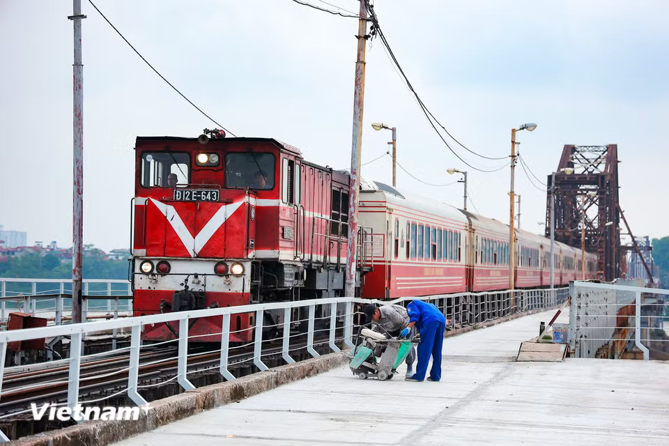 Trong suốt quá trình sửa chữa, tàu hỏa vẫn lưu thông thường xuyên, buộc các hạng mục phải tổ chức thi công xen kẽ, làm cuốn chiếu, hạn chế tối đa ảnh hưởng đến kết cấu và vận hành tuyến. (Ảnh: Hoài Nam/Vietnam+)