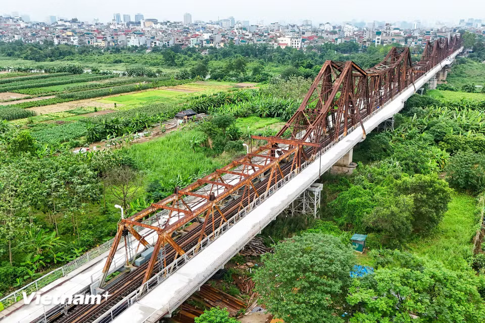 Sau gần hai tháng thi công ngày đêm, Dự án sửa chữa đột xuất đường bộ hành, đường xe máy và xe thô sơ (phần đường bộ hai bên) cầu Long Biên (thành phố Hà Nội) hiện đang hoàn thành những hạng mục cuối cùng. (Ảnh: Hoài Nam/Vietnam+)
