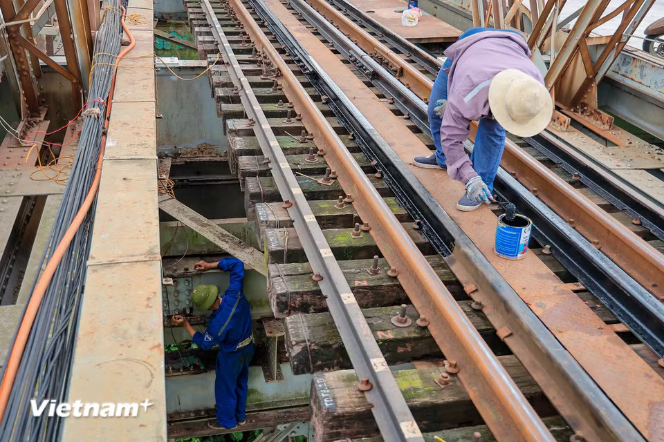 Các công nhân đang hoàn thiện những hạng mục phụ trợ cuối cùng. (Ảnh: Hoài Nam/Vietnam+)