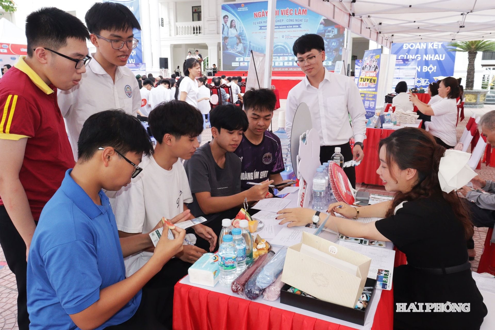 Học sinh, sinh viên được tư vấn về nghề nghiệp tại Ngày hội việc làm tư vấn hướng nghiệp - công nghệ số (phường Hồng Bàng).