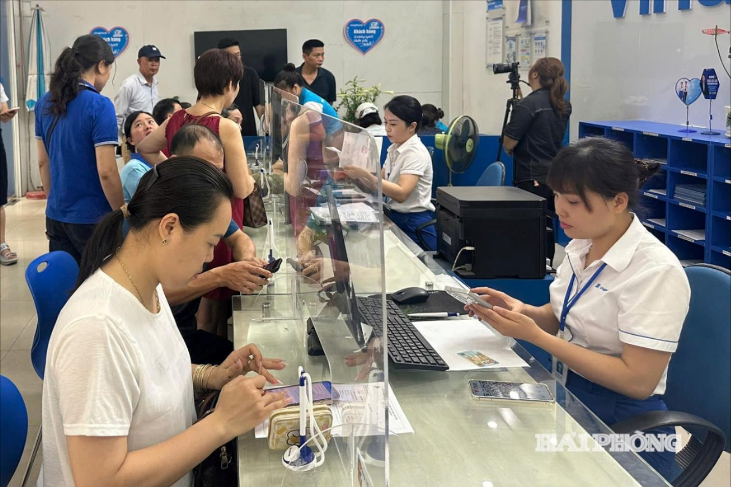 Nhân viên VNPT Hải Phòng hỗ trợ khách hàng xác thực thông tin thuê bao theo quy định.